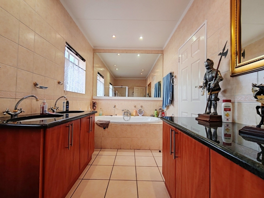 3 Bedroom Property for Sale in Van Der Hoff Park North West